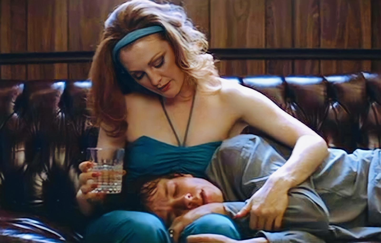 Julienne moore sex on couch scene