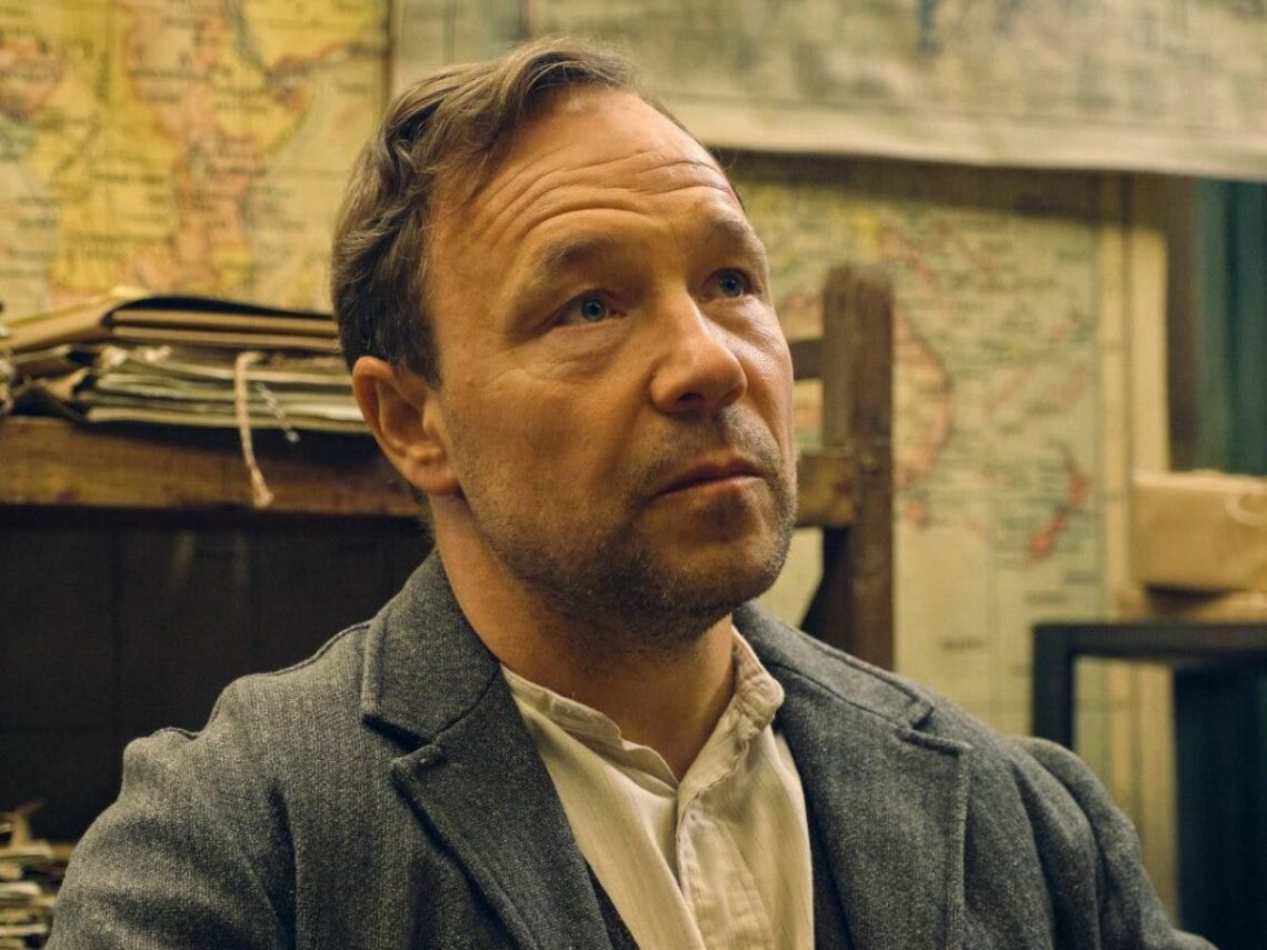 Stephen Graham will solve the same crime over and over again in ‘Bodies’