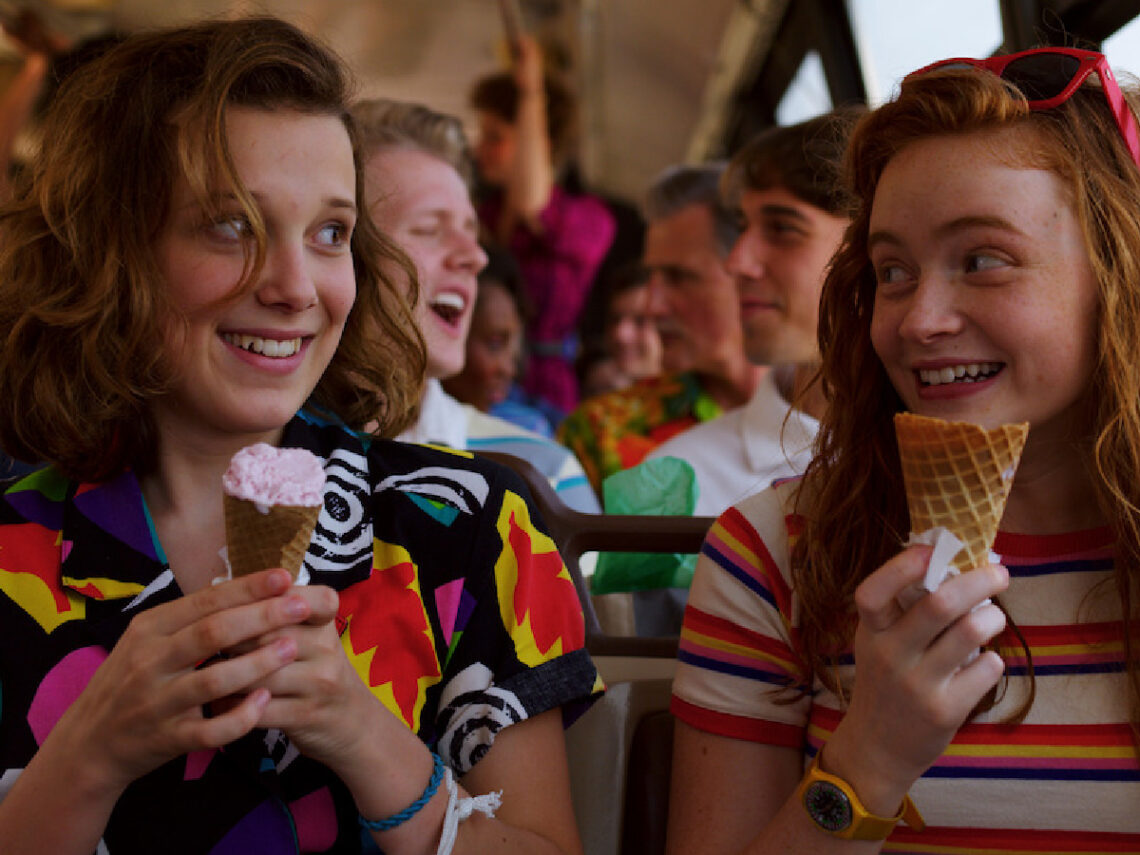 Blue Hair Tie - El at the mall - Stranger Things - The Duffer Brothers - 2016